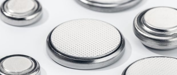 A group of button cell batteries Photo: formatoriginal